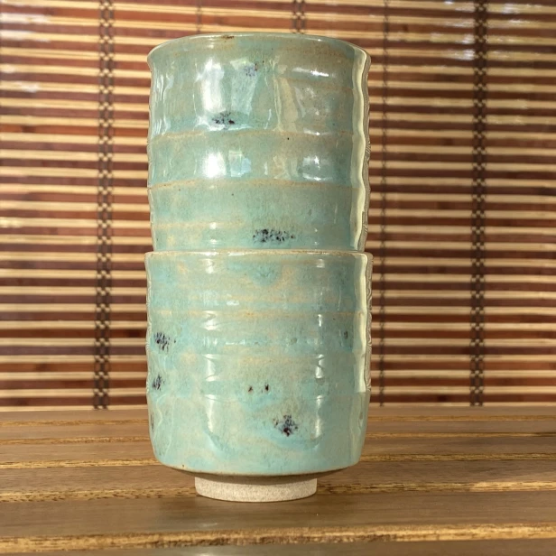 zielone czarki yunomi stack.webp