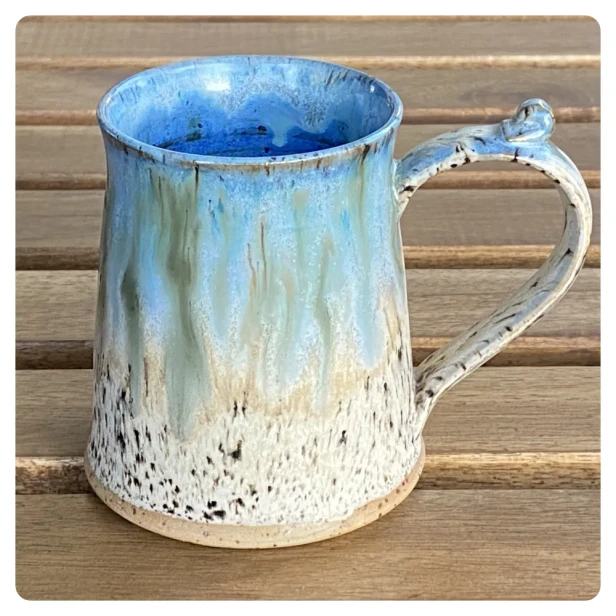 Kubek  kufelek  rękodzieło z koła garncarskiego  handmade.webp