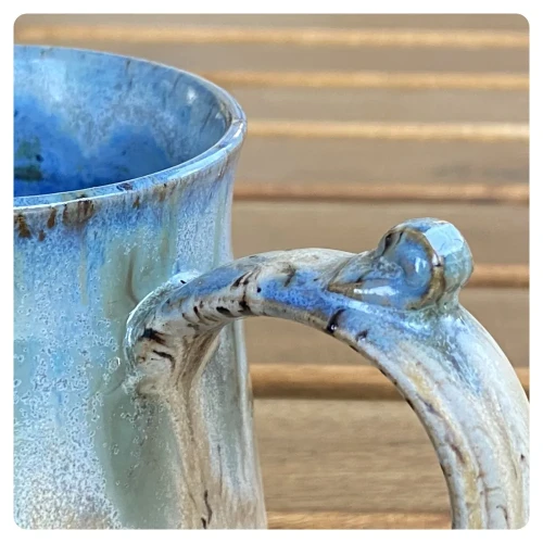 Kubek  kufelek  rękodzieło z koła garncarskiego  handmade ucho.webp