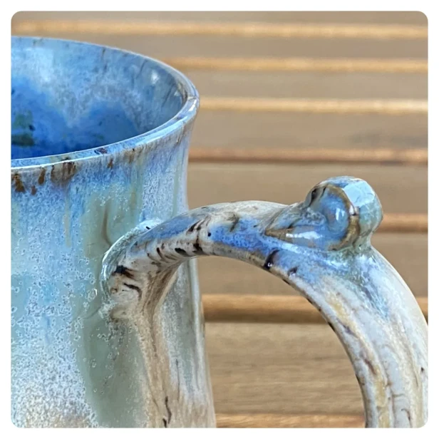 Kubek  kufelek  rękodzieło z koła garncarskiego  handmade ucho.webp