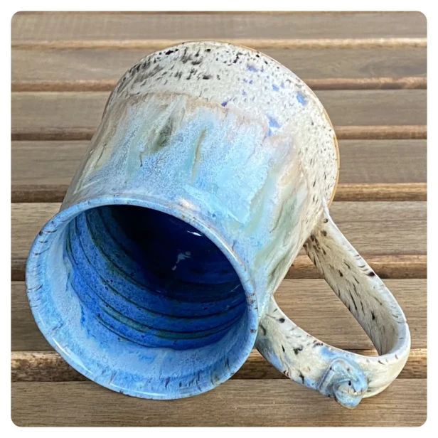 Kubek  kufelek  rękodzieło z koła garncarskiego  handmade srodek.webp