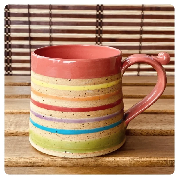 kolorowy kubek ceramiczny na prezent dla miłośnika kawy i herbaty lewa.webp