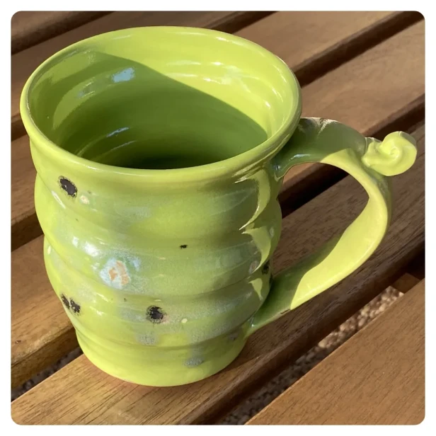 1 ręcznie robiony kubek ceramiczny spirala w odcieniach zieleni zielony - POTERIA.webp