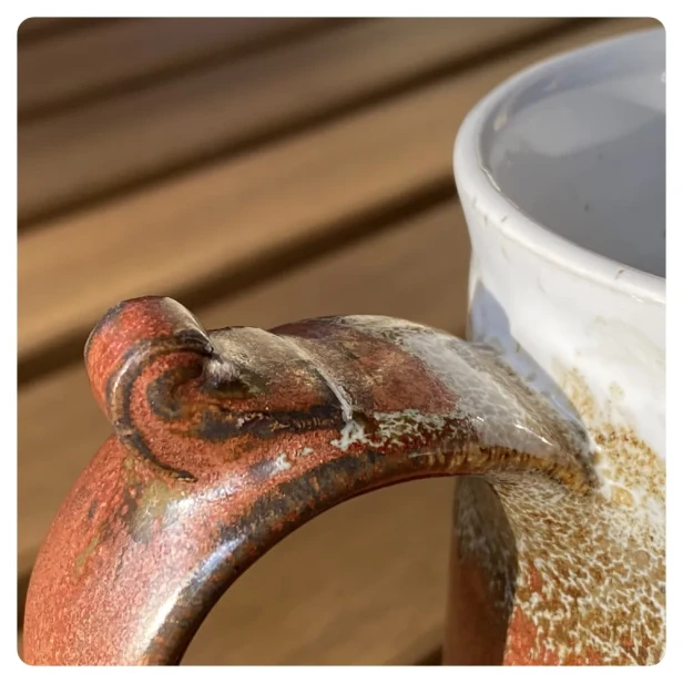 4 ręcznie robiony kubek ceramiczny w odcieniach beżu - POTERIA.webp