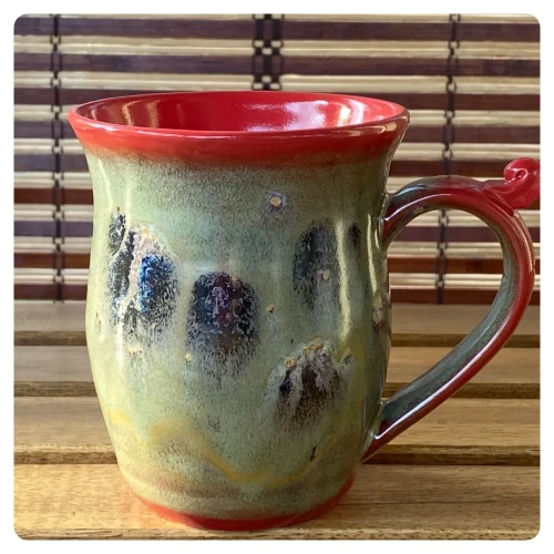 2 ręcznie robiony kubek ceramiczny w odcieniach czerwieni i zieleni w ciapki - POTERIA.webp