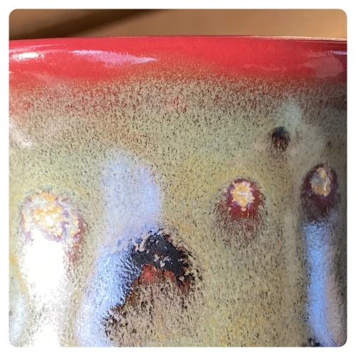 5 ręcznie robiony kubek ceramiczny w odcieniach czerwieni i zieleni w ciapki - POTERIA.webp