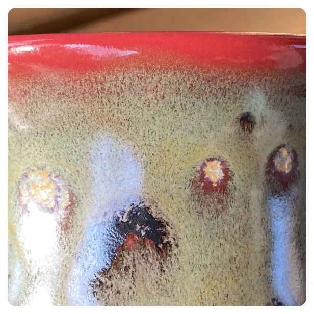 5 ręcznie robiony kubek ceramiczny w odcieniach czerwieni i zieleni w ciapki - POTERIA.webp