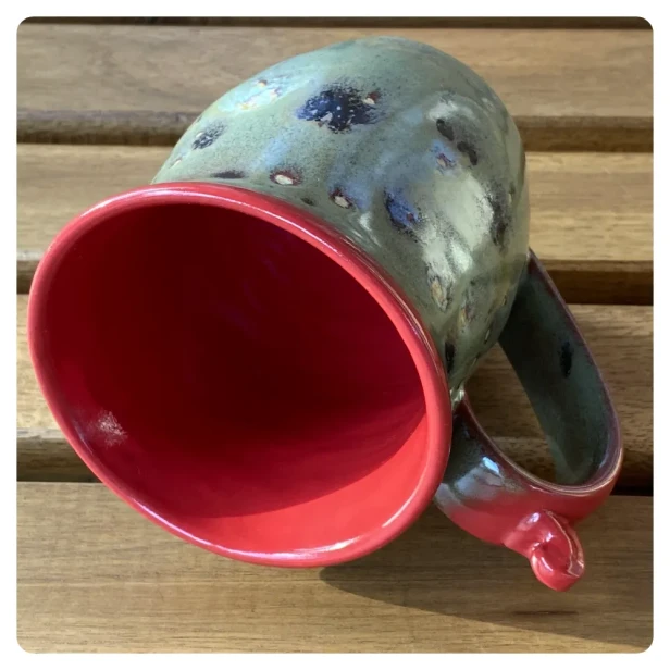 3 ręcznie robiony kubek ceramiczny w odcieniach czerwieni i zieleni w ciapki - POTERIA.webp