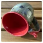 3 ręcznie robiony kubek ceramiczny w odcieniach czerwieni i zieleni w ciapki - POTERIA.webp