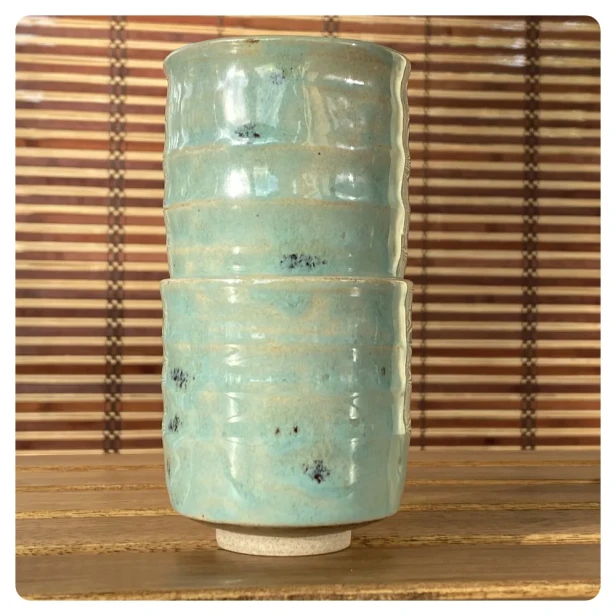 zielone czarki yunomi stack.webp